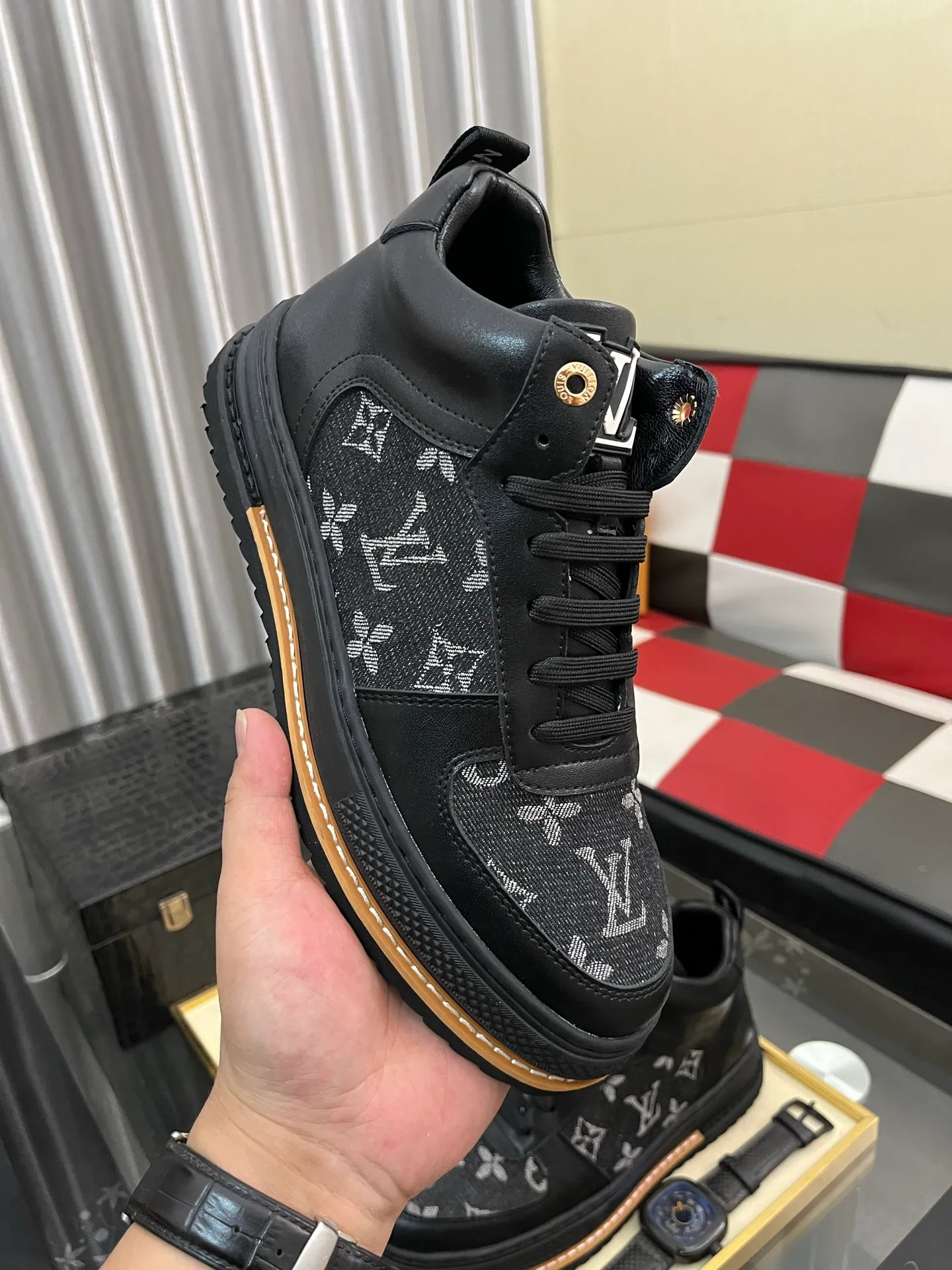 Ex-factory price: 420⌚️⌚️《Louis vuitton/LV Louis Vuitton》original quality.~ Unique modern style sneakers. 🏃A must-have casual shoe for trendy men😍😍 Original brand imported from Italy, imported original leather, cowhide lining (refuses to discolor and grind feet) sole: original sole provided by the original factory, French lazy style design ⚠️Fit to the feet, original quality, super comfortable original sole. Code number: 38-442️⃣Colors available